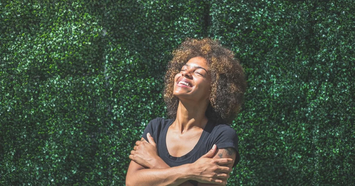 how to be single and happy image of a happy girl